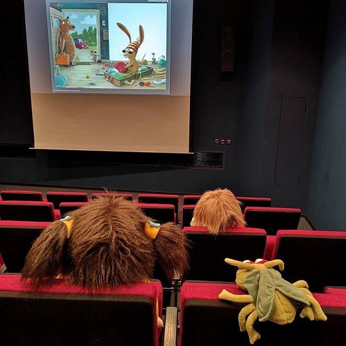 Kuscheltiere sitzen im Kinosaal